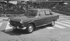 Fiat 1500 L (1963) - Seine Optik erinnert an den Ford Anglia. Fiat 1500 L (1963) - Seine Optik erinnert an den Ford Anglia.