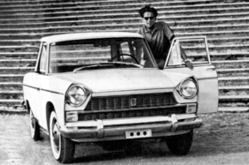 Fiat 1500 L (1963) - Von vorn sieht der "lange" genau wie ein 1800 B aus. Die Bezeichnung "1500 L" am Heck ist das einzige Unterscheidungsmerkmal für den neuen Typ. Wenn man nicht auffallen möchte, kann man diese Aufschrift auch entfernen.