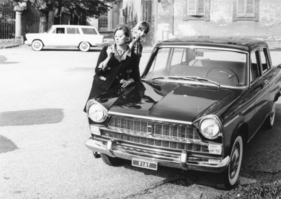 Fiat 1500 L (1963) - Zwei schöne Damen neben einem nicht minder schönen Fiat. Fiat 1500 L (1963) - Zwei schöne Damen neben einem nicht minder schönen Fiat.