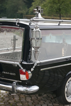 Fiat 1500 Pilato (1965) - Leuchten und Beschläge erzeugen eine feierliche Stimmung