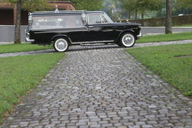 Fiat 1500 Pilato (1965) - die Weisswandreifen stehen dem dunklen Wagen sehr gut