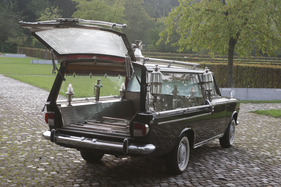 Fiat 1500 Pilato (1965) - massive Aufhängung der Heckklappe