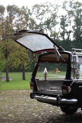 Fiat 1500 Pilato (1965) - zwei grosse Federn halten die Klappe oben