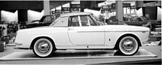 Fiat 1500 Sport Coupé (1960) - als Coupé, mit zwei obenliegenden Nockenwellen, das Aufsetzdach von Pininfarina mit besonders graziöser Linienführung - Genfer Autosalon 1960