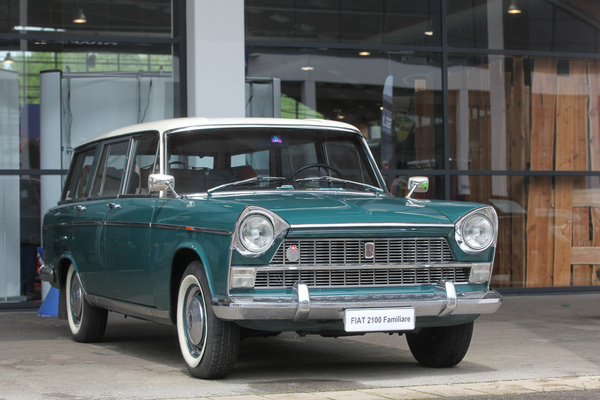 Fiat 2100 Familiare (1960) - Nobelkombi unter dem Hallendach - Motorworld Classics Bodensee 2022