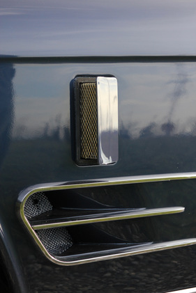 Fiat 2300 S (1966) - durch diese Lüftungsklappen, die erst ab 1965 verbaut wurden, strömt Luft in den Innenraum