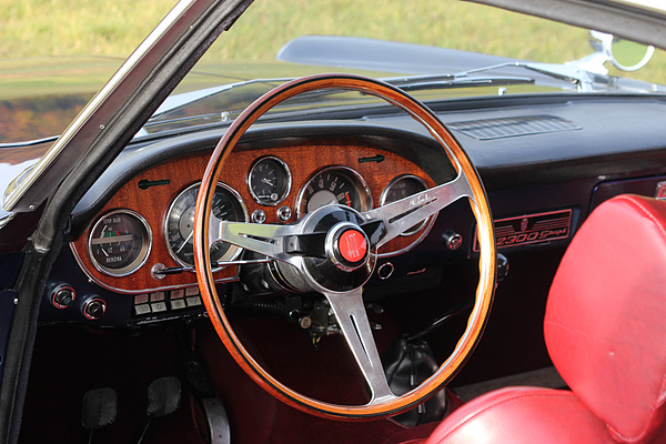 Fiat 2300 S (1966) - vollständig bestütcktes Armaturenbrett