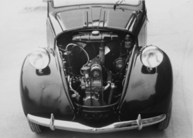 Fiat 500 (1947) - Blick auf den Motor mit demontierter Kühlerhaube