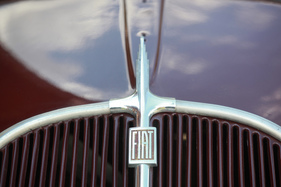 Fiat 500 (1948) - Fiat-Zeichen auf dem Bug