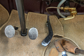 Fiat 500 (1948) - Pedale am Boden und Benzinhahn im direkten Zugriff