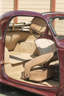 Fiat 500 (1948) - die Sitzlehnen lassen sich vorklappen, das Gepäck kann hinter den Sitzen untergebracht werden