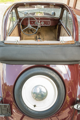 Fiat 500 (1948) - ein Klappe zum Kofferraum gibt es nicht, man muss schon durch die Seitentüren gehen