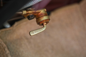 Fiat 500 (1948) - nicht vergessen von "Reserve" auf "Normal" zurückzustellen nach dem Tanken!