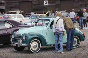 Fiat 500 (1950) - wird bewundert - Oldtimer Sunday Morning Treffen (OSMT) Zug August 2025 Fiat 500 (1950) - wird bewundert - Oldtimer Sunday Morning Treffen (OSMT) Zug August 2025