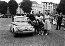 Fiat 500 (1958) - Arturo Brunetto und Andrea Frieder werden als Sieger der Rallye Liege–Brescia–Liege von 1958 gefeiert