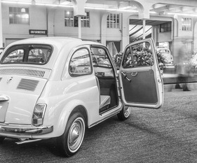 Fiat 500 (1965) - nun mit vorne angeschlagenen Türen, um den Gesetzen in Exportländern Rechnung zu tragen - Genfer Automobilsalon 1965