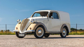 Fiat 500 B Furgoncino (1949) - als Lot 296 an der Broad-Arrow-Versteigerung am Monterey Jet Center 2024