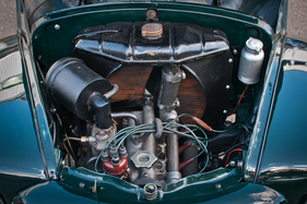 Fiat 500 C Topolino (1949) - der Tank sitzt hinten über dem Motor, so dass keine Benzinpumpe nötig ist