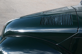 Fiat 500 C Topolino (1949) - kunstvolle Auslassöffnungen auf der Motorhaube