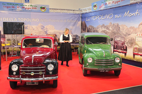 Fiat 500 C Topolino (1956) - schön arrangiert auf einem Clubstand - Auto e Moto d'Epoca 2014