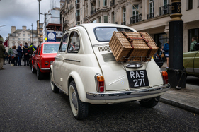 Fiat 500 D (1961) – Der Schriftzug betont es: Dies ist der neue 500 – St. James Motoring Spectacle 2024 (1961)