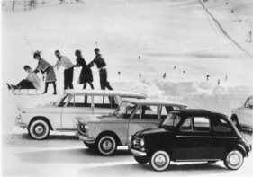 Fiat 500 D (1965) - zusammen mit anderen Fiat-Modellen im Schnee
