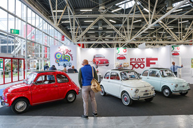 Fiat 500 F (1965) - farbenfrohe Welt der kompakten Italiener - 42. Auto e Moto d'Epoca 2025