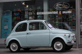 Fiat 500 F (1967) - passt zum Motto des Ladens dahinter - O-iO 2016