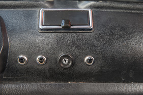 Fiat 500 L (1969) - die Schalter sind unbeschriftet, das Zündschloss ist nur für die Zündung zuständig, nicht für den Starter