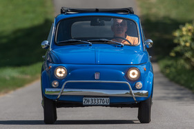 Fiat 500 L (1969) - sitzt man zu zweit, ist Körperkontakt nicht zu vermeiden