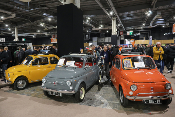 Fiat 500 L (1971) – der Wagen rechts in Korallenrot, als Preis steht EUR 13'000 – Rétromobile Paris 2025