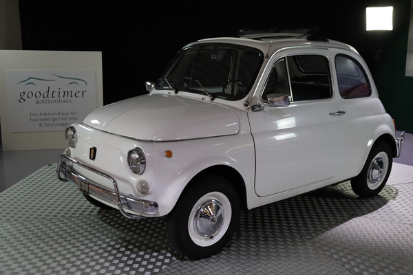 Bild: Fiat 500 L (1973) - dabei bei der Advents-Auktion im Oldtimer Zentrum Ostschweiz 2024