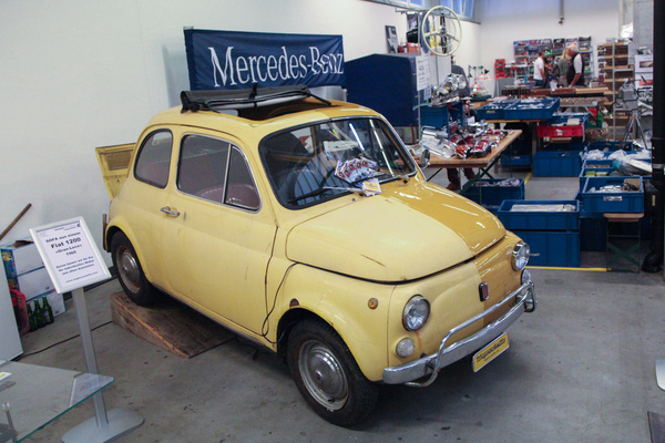 Fiat 500 L von 1969, gezeigt als "Mezzo-mezzo", halb restauriert, bei JuckerTechnik Wagenschmitte - Swiss Classic World Luzern 2021