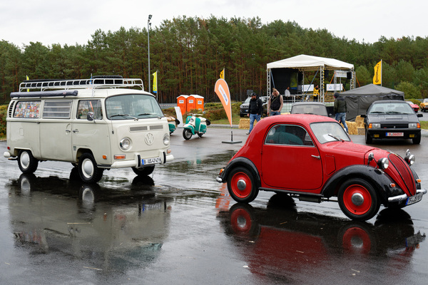 Fiat 500 "Topolino" vor VW T2 – klein und gross, zumindest bis jemand einen modernen Corsa danebenstellt – Oldtimer-Show Berlin 2022