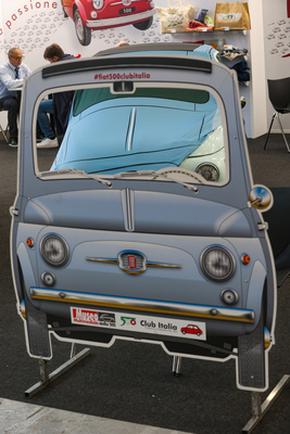 Fiat 500 gleich mehrfach ineinander verwoben - 42. Auto e Moto d'Epoca 2025