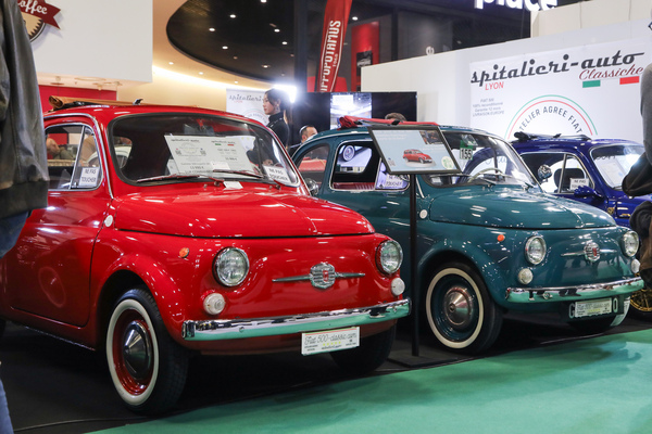 Fiat 500 in Reih und Glied - Rétromobile Paris 2024