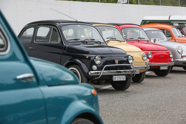Fiat 500 in verschiedenen Farben - Oldtimertreffen 50 Jahre Autobahnraststätte Würenlos 2022