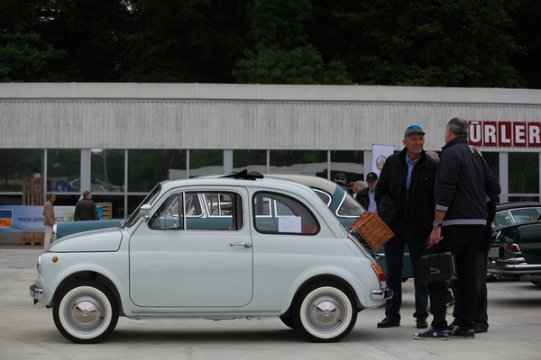 Fiat 500 - mit praktischem Picknick-Korb auf dem Heck (Dolder Classics Mai 2018)