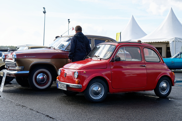 Fiat 500 vor Wolga Limousine, einer bewegte das italienische Volk, der andere die führenden Genossen im Osten – Oldtimer-Show Berlin 2022