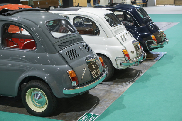 Fiat 500 zu verkaufen, in Reih und Glied - Rétromobile Paris 2024