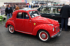 Fiat 500C Topolino (1956) - mit dem Ferrari-Zeichen gleich doppelt so schnell - am OTM Fribourg 2013