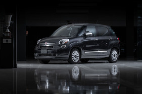 Fiat 500L Lounge Hatchback Papal Vehicle (2015) - Lot 388 an der RM/Sotheby's "Dare to Dream Collection" Versteigerung am 1. Juni 2024