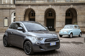 Fiat 500e La Prima zusammen mit dem rund 50 Jahre älteren Fiat Nuova 500 (2021)