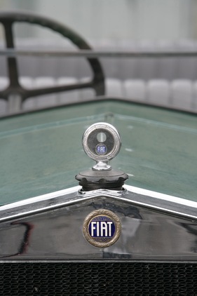 Fiat 509A (1927) - Markenzeichen auf dem Kühler und auf dem Tankverschluss