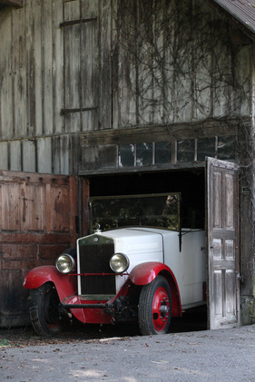 Fiat 521 Feuerwehrauto (1928) - ein Meter vor das Tor, die erste Bewegung in vielen Jahren Fiat 521 Feuerwehrauto (1928) - ein Meter vor das Tor, die erste Bewegung in vielen Jahren