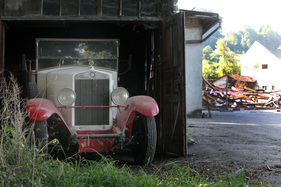 Fiat 521 Feuerwehrauto (1928) - rechts sieht man die vom Feuer zerstören Gebäude, der Schopf mti dem Fiat hat ohne Schaden überlebt