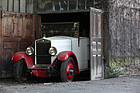 Artikelbild Oldtimer-Feuerwehr-Automobil knapp dem Feuer-Inferno entkommen