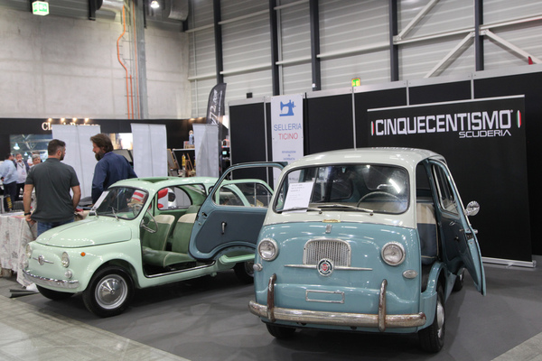 Fiat 600 Mulitpla und Fiat 500 auf dem Stand der Cinquecentismo Scuderia - Swiss Classic World Luzern 2018