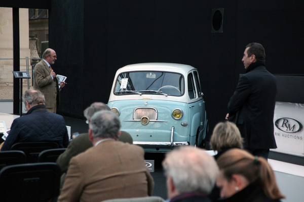 Fiat 600 Multipla (1957) - der kleine Raumriese zieht die Blicke an der Versteigerung auf sich