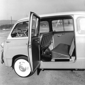 Fiat 600 Multipla (1957) - grosse hintere Türe für einen einfachen Zugang zur hinteren Sitzbank des 4/5-Sitzers